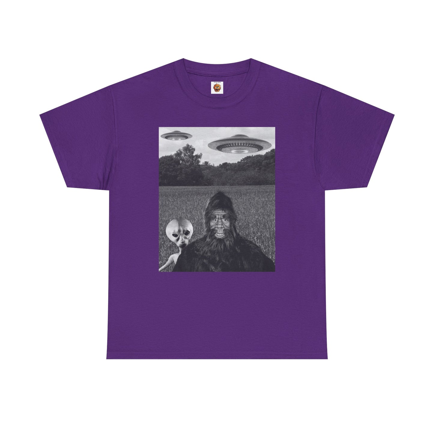 Funny Graphic Bigfoot Sasquatch Alien UFO Unisex Heavy Cotton Tee - Graphic T-Shirt, Spaceship, Flying Saucer, Sci-Fi, Space, Horror, Scary, Geek, Nerd, Unsolved Mysteries